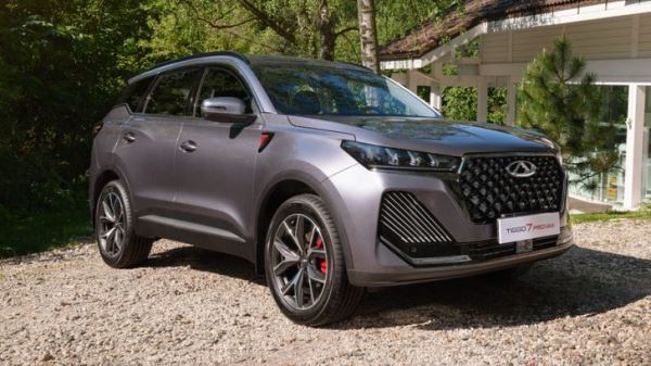В России изменились прайсы трех популярных кроссоверов Chery. Сколько они стоят теперь