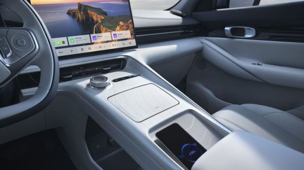 Кроссовер Geely с огромным экраном в салоне начали продавать по цене «Лады». Сколько он стоит