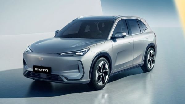 Кроссовер Geely с огромным экраном в салоне начали продавать по цене «Лады». Сколько он стоит