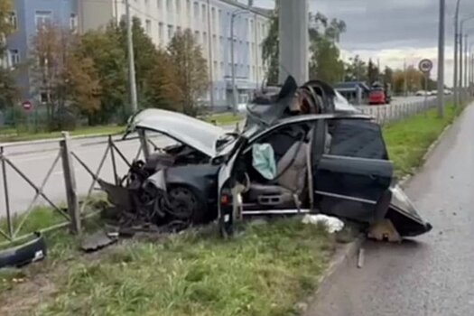 Молодой водитель "намотался на столб" в Авиастроительном районе Казани
