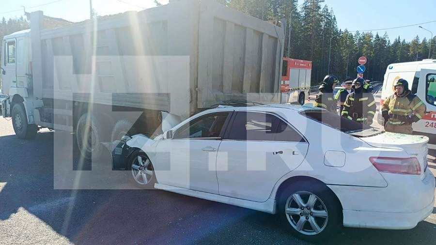 Два человека погибли в ДТП с грузовиком на трассе в Ленобласти