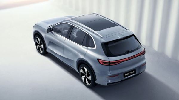 Кроссовер Geely с огромным экраном в салоне начали продавать по цене «Лады». Сколько он стоит