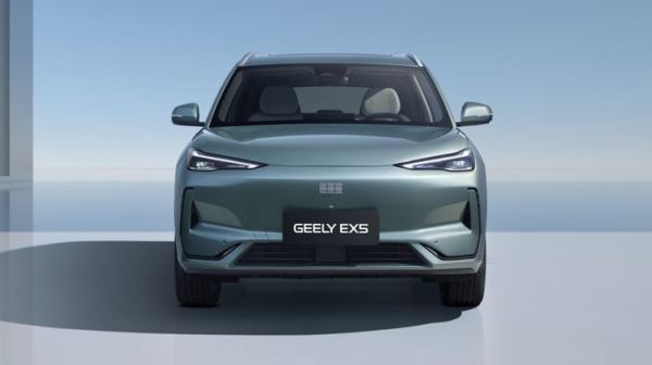 Кроссовер Geely с огромным экраном в салоне начали продавать по цене «Лады». Сколько он стоит