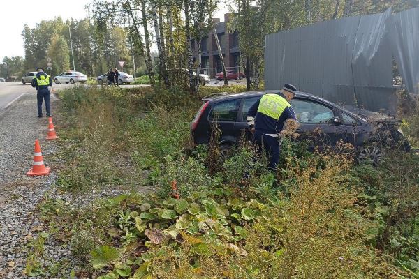 В Екатеринбурге водитель Ford скончался за рулём и врезался в забор