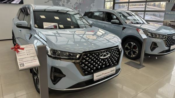 Россияне ринулись покупать прошлогодние новые автомобили: сколько было куплено с начала года