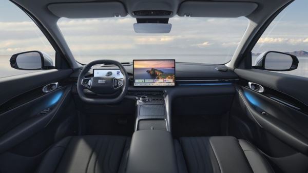 Кроссовер Geely с огромным экраном в салоне начали продавать по цене «Лады». Сколько он стоит