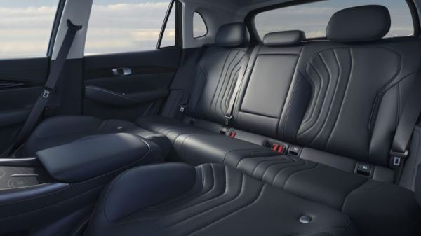 Кроссовер Geely с огромным экраном в салоне начали продавать по цене «Лады». Сколько он стоит