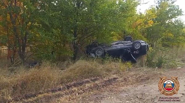 Двое пострадали: на автодороге в Шолоховском районе перевернулась иномарка