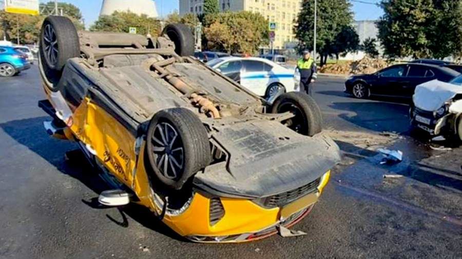 Два человека пострадали в ДТП с такси и фургоном на юго-востоке Москвы
