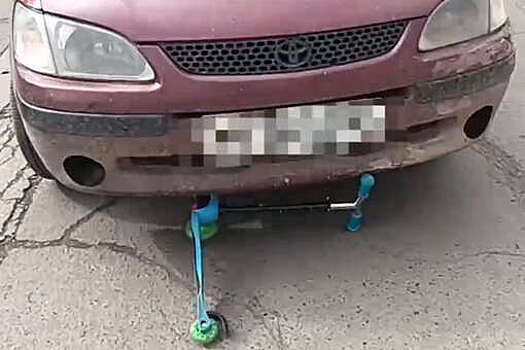 В Иркутской области водитель сбил 2-летнего ребенка на самокате и попал на видео
