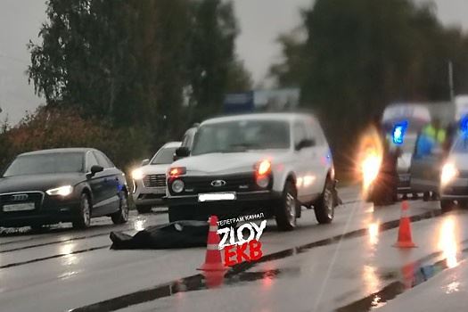 Огромная пробка собралась на трассе под Екатеринбургом – сбили человека