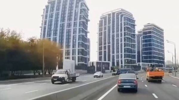 Москвич не пропустил скорую помощь, преградил дорогу и обвинил медиков в нарушении