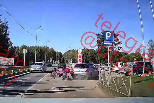 В Подмосковье на видео попало, как байкер влетел в авто на глазах у гаишников