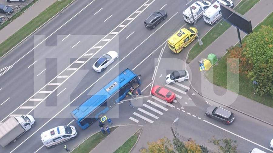 Три человека пострадали в ДТП с автобусом на западе Москвы