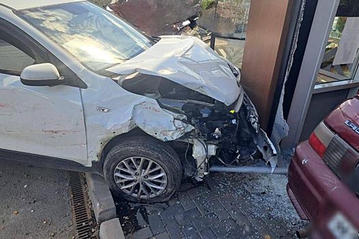 На Кубани два автомобиля въехали в витрину магазина