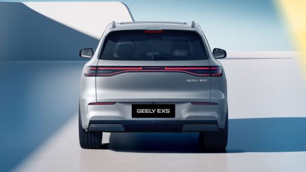 Кроссовер Geely с огромным экраном в салоне начали продавать по цене «Лады». Сколько он стоит