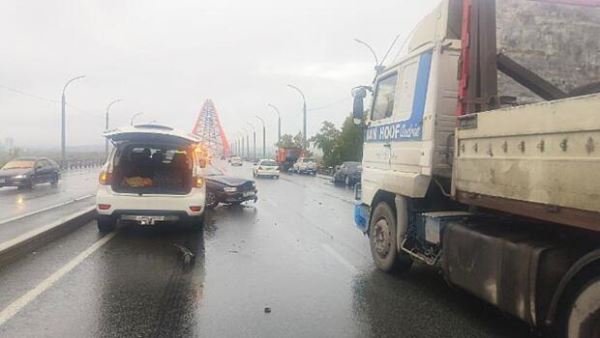 Водитель Toyota Vista погиб после столкновения с КамАЗом в Новосибирске
