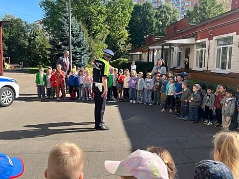 Сотрудники Отдела Госавтоинспекции Юго-Западного административного округа провели для воспитанников дошкольного корпуса ГБОУ г. Москвы «Школа № 2115» познавательное мероприятие «Я шагаю без опасности»